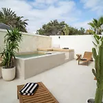 Urban Chill Private Pool By Holidays Apartmán *
