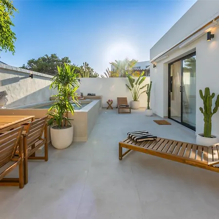 Urban Chill Private Pool By Holidays Κοραλέχο
