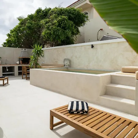 Urban Chill Private Pool By Holidays Κοραλέχο