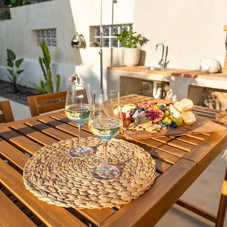 Urban Chill Private Pool By Holidays * Κοραλέχο