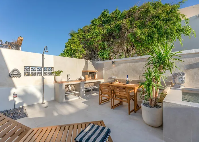 Urban Chill Private Pool By Holidays Апартаменты *