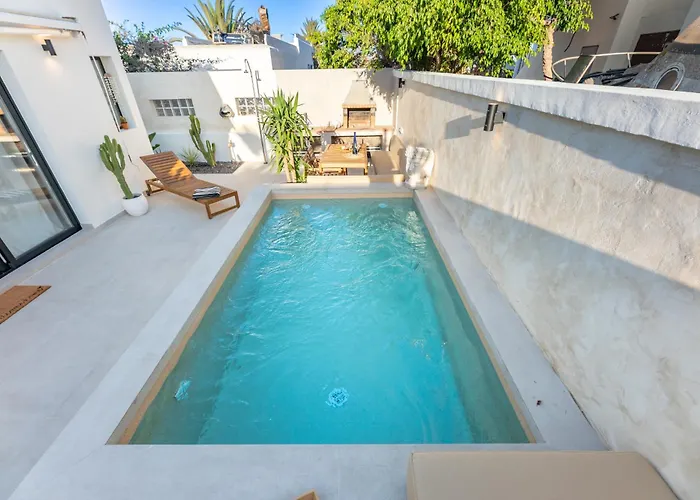 Urban Chill Private Pool By Holidays Апартаменты *